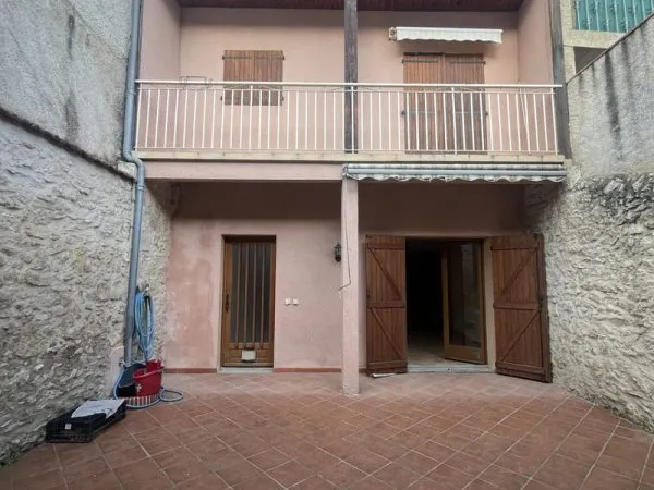 Maison den haute ville avec une grand patio et un balcon