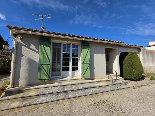 Plain-pied, idéalement situé dans le village