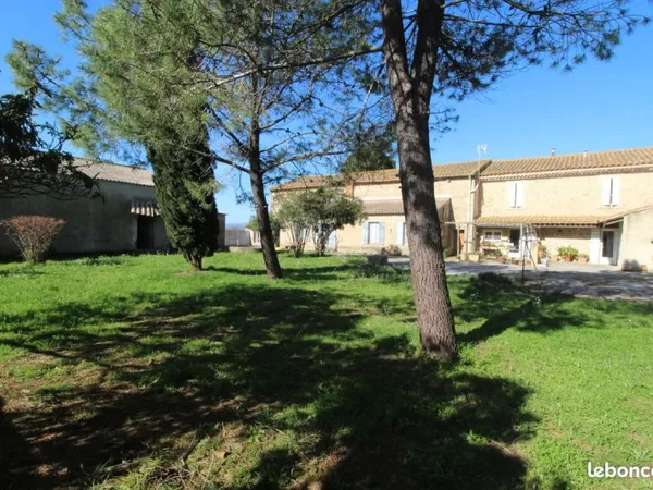 '' La campagne'' sur une parcelle de 1405 M2, cette propriété est issue de la division d'une très gr