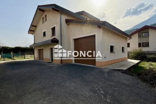 Maison 6 pièces 231 m²