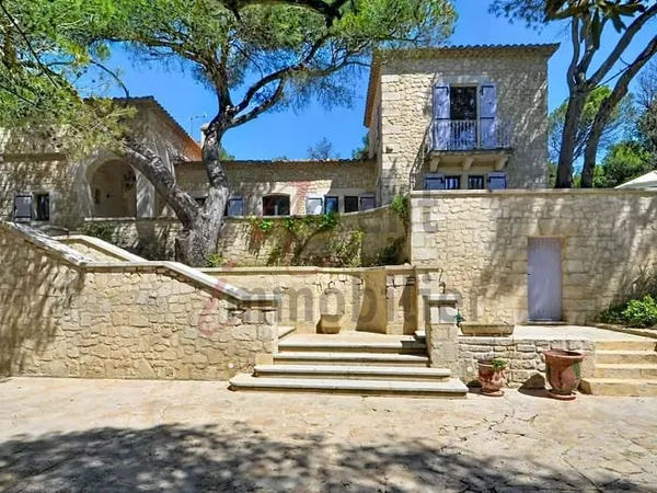 Beaucaire : Exceptionnelle Bâtisse en pierres 339m² / 1.5 ha