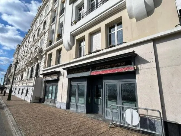 Local commercial 140 m²