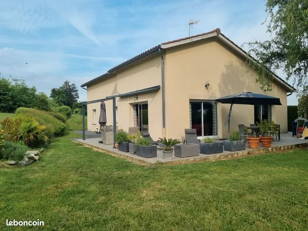 Villa d'architecte à Chasselay centre. 220m2. 895000 Euros