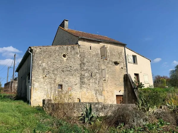 Exclu ! Charmante maison en pierre de 177 m2 habitable avec dépendances sur un terrain arboré et clo