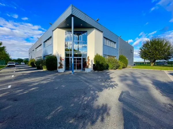 LOCAL D'ACTIVITE PARC ALATA 100 m² + 85 m² bureau avec Parkings Privatifs