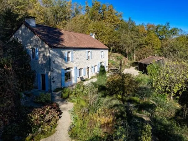 À vendre - Superbe maison en pierre de 5 chambres avec grand terrain boisé - Puy-l'Évêque (46)