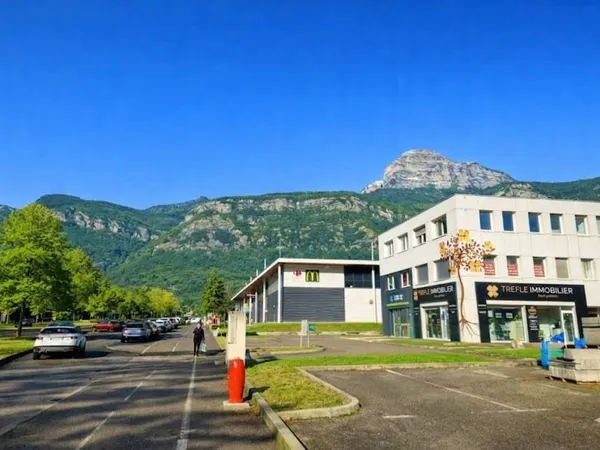 Crolles Local 120 m² avec vitrines et parking
