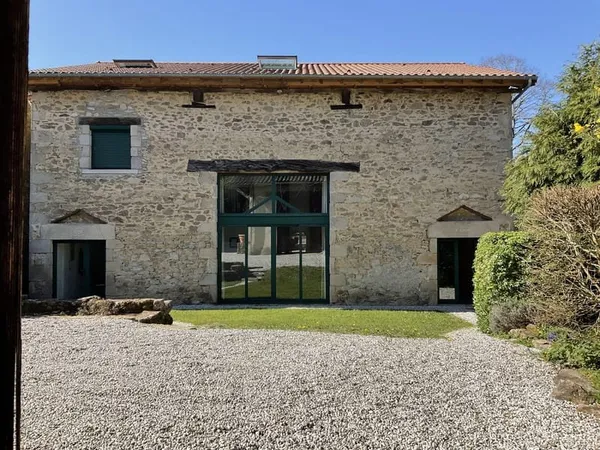Verneuil sur Vienne : Grande maison en pierres de 249 m2 et