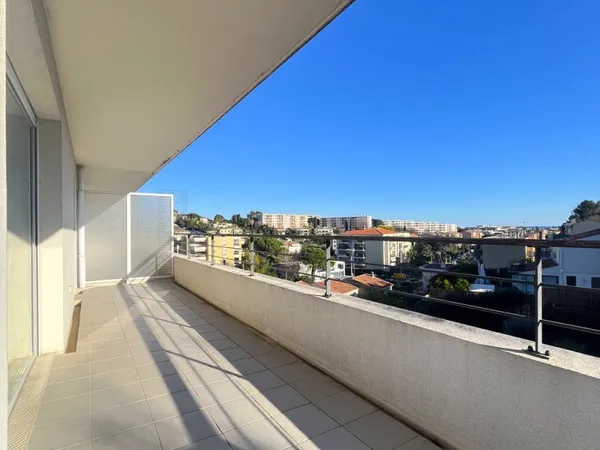 APPARTEMENT AVEC GARAGE PARKING ET VUE MER
