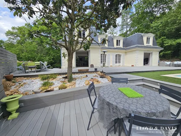 Maison 8 pièces 235 m²