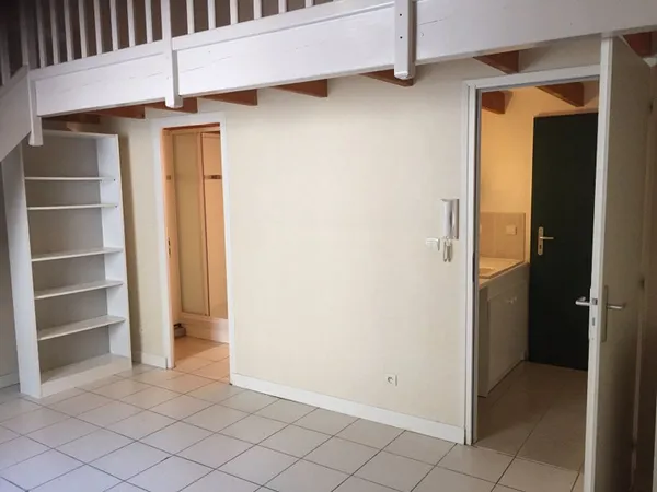 A LOUER - Studo vide mezzanine Centre Ville La Rochelle