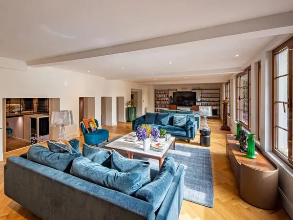 SUPERBE LOFT DANS TRES BEL IMMEUBLE BOURGEOIS.