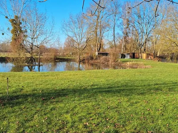 Terrain de loisirs avec étang
