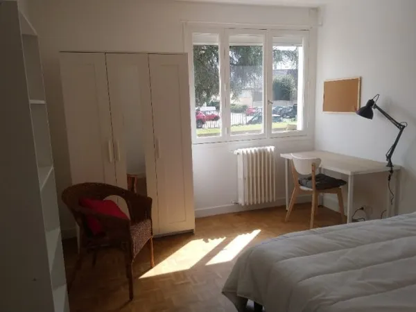 Chambres meublees 13m² dispo fin mai colocation confort proche bus, tram, commerces