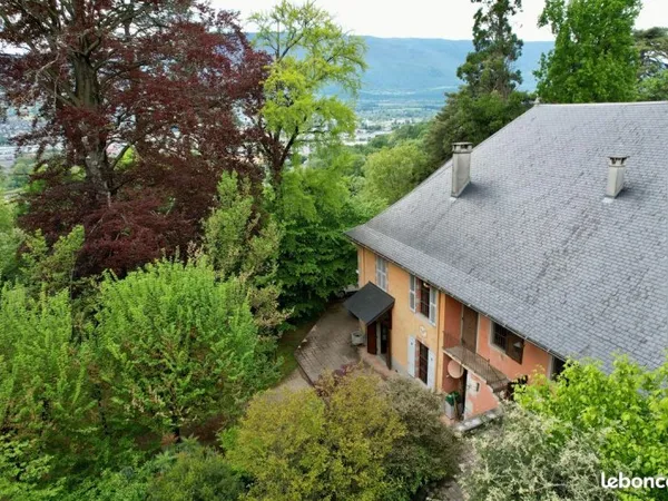 Maison 8 pièces 270 m²