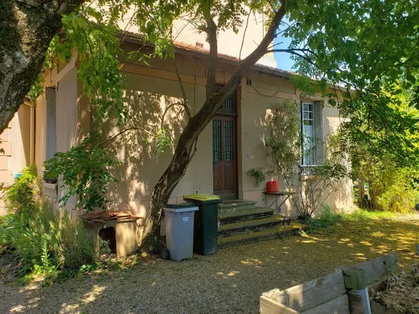 Loue T2, 34m², rez-de-jardin, meublé, Ecully centre
