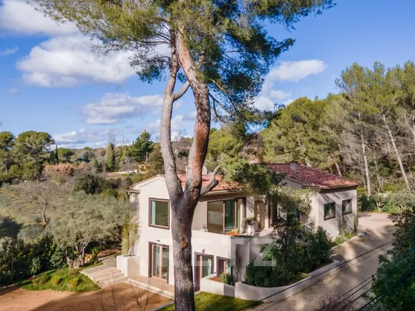 Maison rénovée à 5 mn du centre ville d'Aix-en-Provence, au coeur du très prisé site des Pinchinats