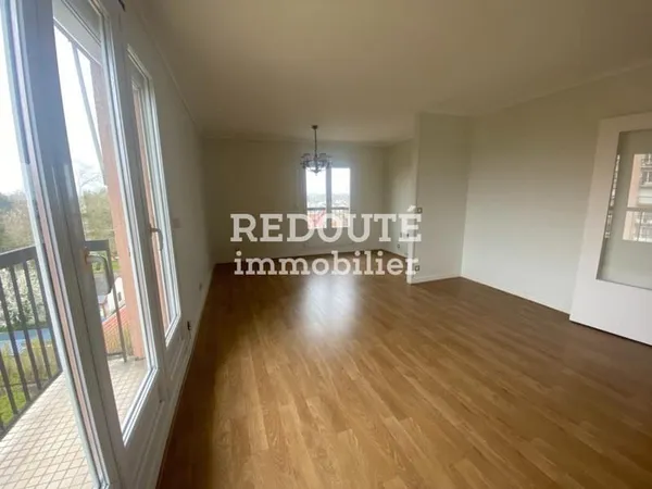 Appartement T4 avec garage et petits balcons - SAINT BRICE COURCELLES
