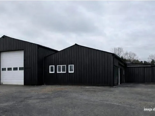 A LOUER Local d'activité de 400m2 à Lécousse