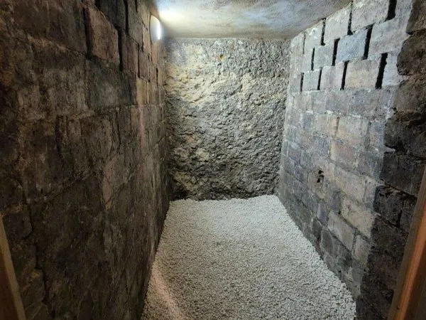 Cave 3 m²
