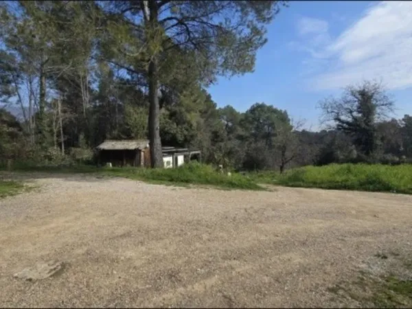 Terrain 2044 m²