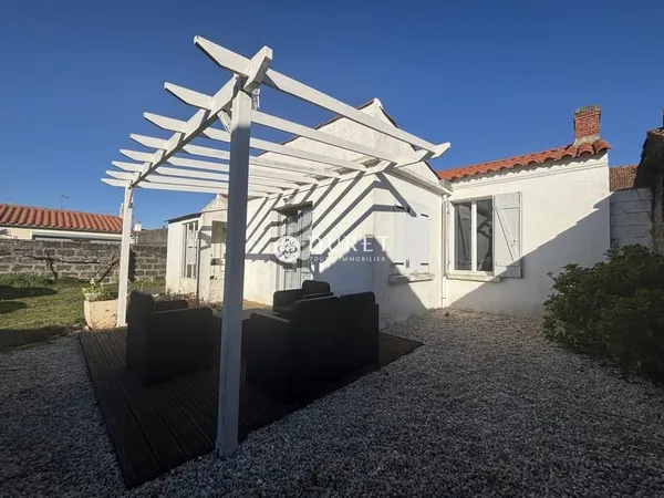 Maison rénovée avec jardin et dépendances - Proche bourg
