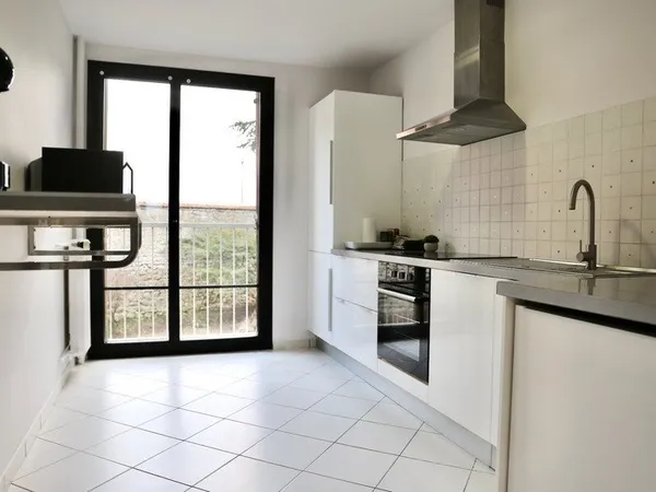 Appartement : 2 chambres, au coeur d'un parc arboré clos, une cave (possibilité de stationnement) ;