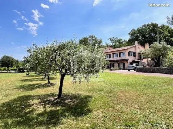 Villa 7 pièces 240 m²