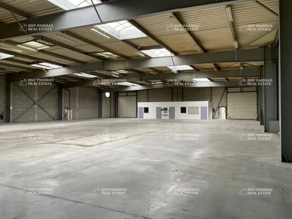 Local d'activité 2443 m²