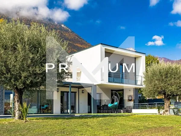 Villa 6 pièces 252 m²