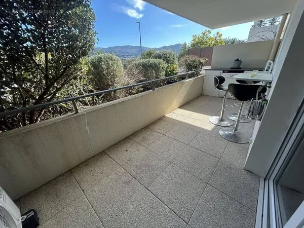 T2 avec box fermé / Résidence de standing avec piscine /