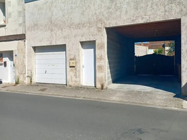 A Saujon, emplacement plein centre, loft, garage à aménager.