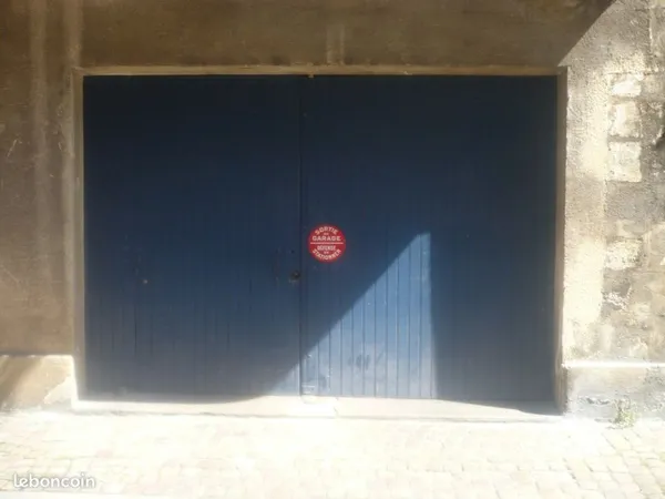 Parking auto couvert+sécurisé CHARTRONS