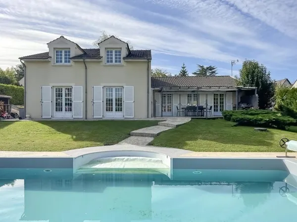 VUE IMPRENABLE POUR CETTE MAISON AVEC PISCINE
