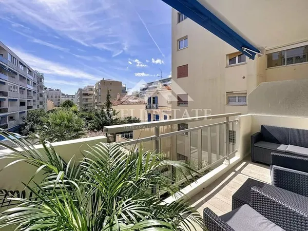 CANNES - PALM BEACH - FACE À LA MER - APPARTEMENT 2 PIÈCES AVEC TERRASSE - LA VENTE URGENTE