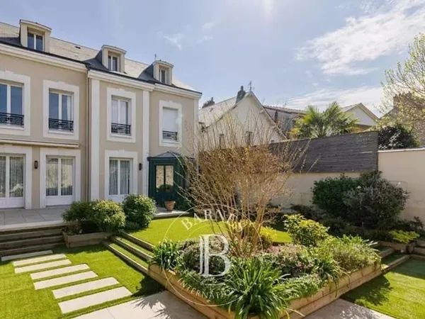 Maison 8 pièces 340 m²