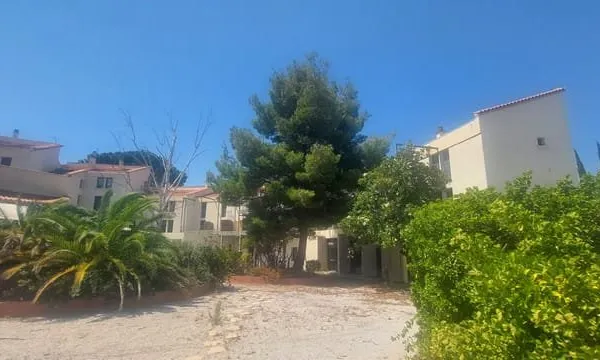 BEAU STUDIO AVEC TERRASSE
