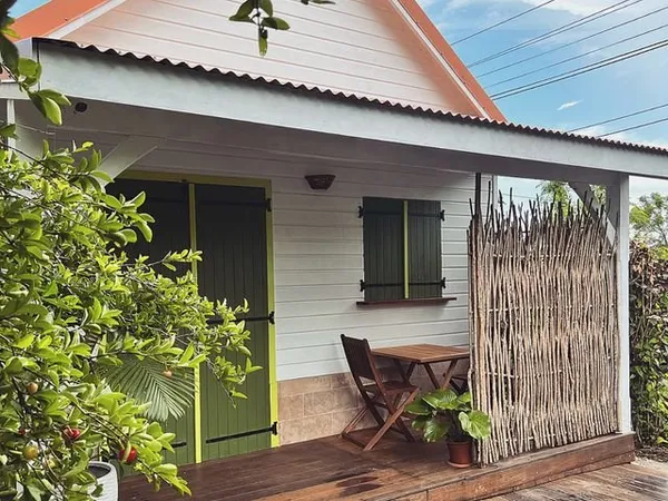 Bungalow meublé avec terrasse et espace de rangement - Redoute, Fort-de-France
