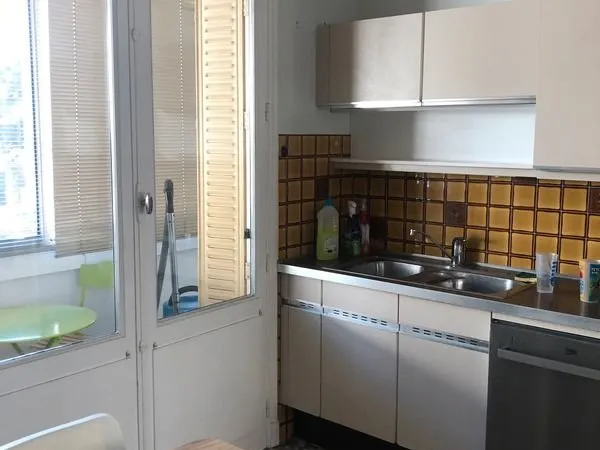 Appartement équipé et meublé en colocation, 3 ch, 1 sdb, 1 wc, 1 salon, 1 cuisine séparée avec loggi