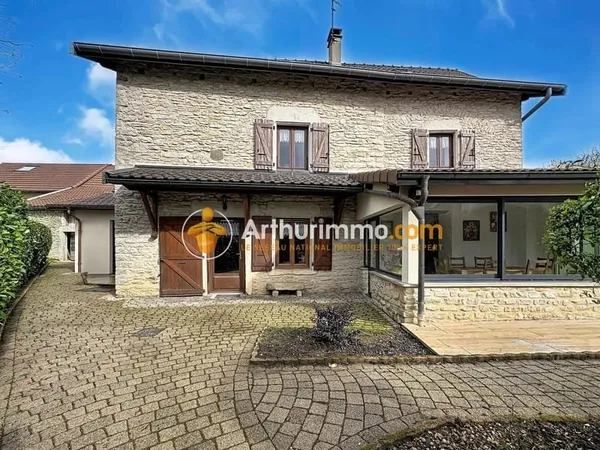 Maison en pierre avec extension contemporaine à Optevoz