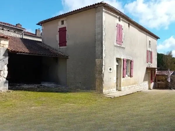 Propriété avec Dépendances et Granges à Vendre près de Chasseneuil-sur-Bonnieure - Idéal Projet Immo