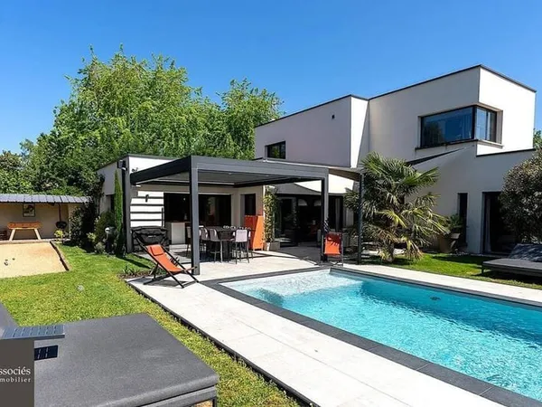 Maison 8 pièces 284 m²