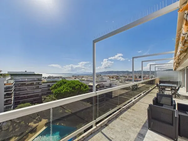 À VENDRE - Superbe appartement 4 pièces avec terrasse plein ciel de 55 m² - Juan-les-Pins (Rostagne)