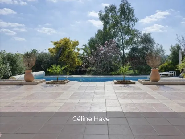 VILLA PLAIN-PIED AVEC PISCINE ET DÉPENDANCE DE 130 M² HABITABLES – TERRAIN 2 400 M² – AU CALME