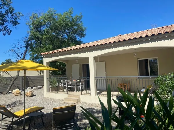 Maisons plain-pied à vendre, avec vue sur le Rocher de Sampzon - idéal gîtes ou projet familial