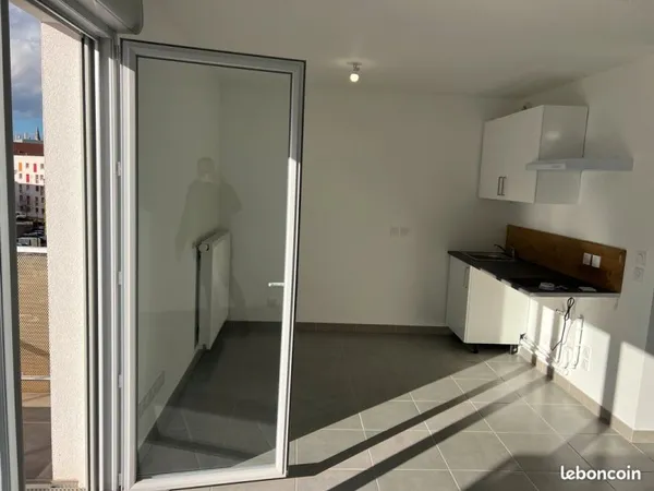 Studio lumineux balcon + box