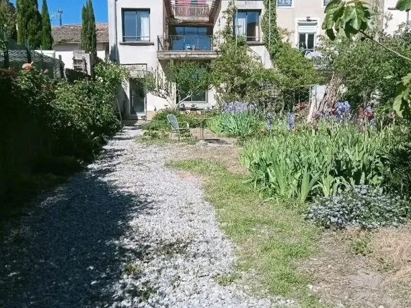Maison ancienne refaite à neuf, 3 appartements / 1 studio, terra