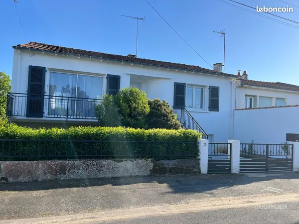 Maison en centre ville de Luçon entièrement rénovée, 3 chambres, parcelle de 453 m2