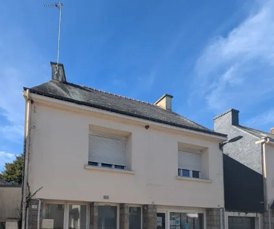 Maison à vendre à Radenac avec un local commercial loué