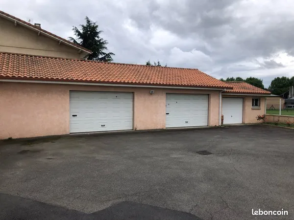 Grand garage à louer
